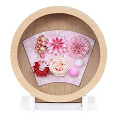 羽子板: 壁掛け 額飾り かすみ つまみ細工飾り 円形 丸型 アクリルケース飾り スタンド付き