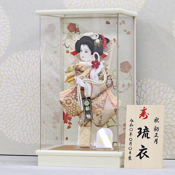 久月　 羽子板　金襴振袖 アイボリー塗り アクリルケース飾り　詳細画像