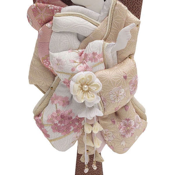 羽子板 久月 陽奈 モカ桜刺繍 茶白 銘木 胡桃 ガラスケース飾り 詳細画像 久月 羽子板 陽奈 モカ桜刺繍 茶白 銘木 胡桃 ガラスケース飾り 詳細画像