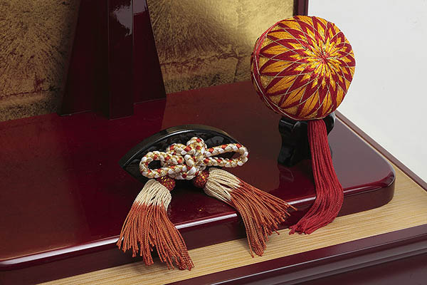 久月　 羽子板　松に鶴 刺繍振袖 ワイン塗り 面取りガラスケース飾り　詳細画像