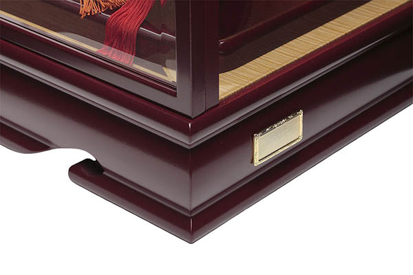 久月　 羽子板　松に鶴 刺繍振袖 ワイン塗り 面取りガラスケース飾り　詳細画像