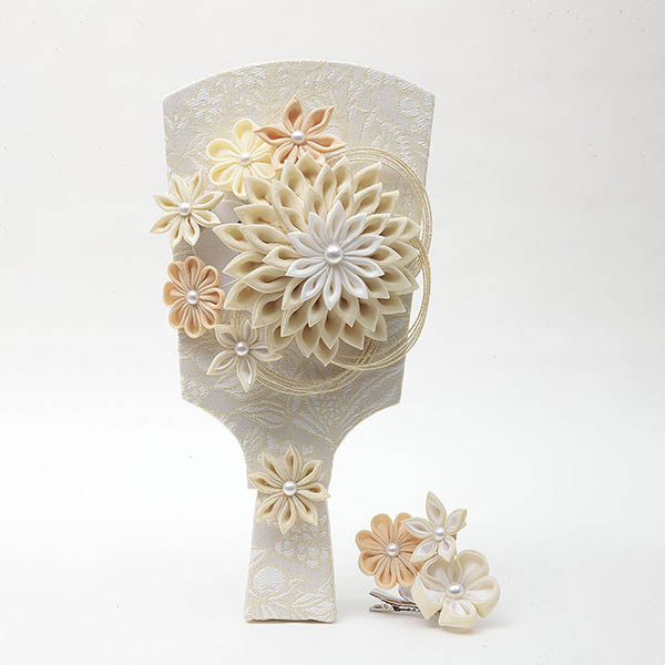 久月　 羽子板　つまみ細工 モカ 円形アクリルケース飾り 髪飾り付き　詳細画像