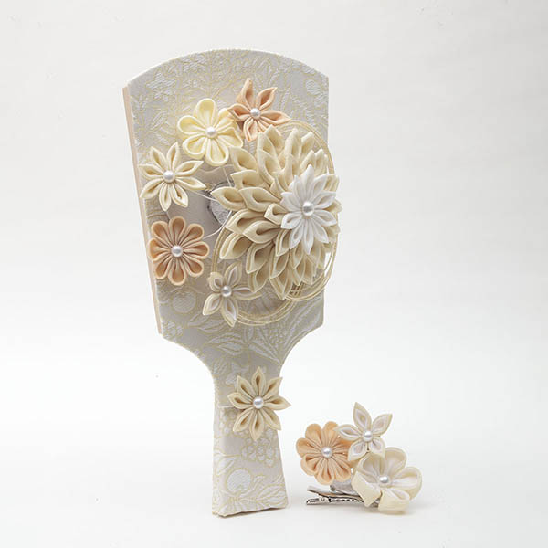 久月　 羽子板　つまみ細工 モカ 円形アクリルケース飾り 髪飾り付き　詳細画像