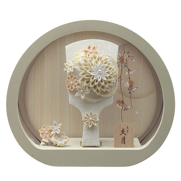 つまみ細工 モカ 円形アクリルケース飾り 髪飾り付き