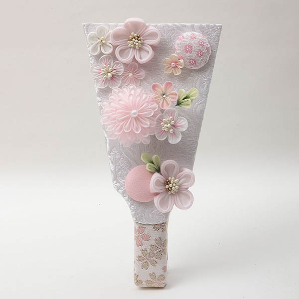 久月　 羽子板　つまみ細工 桃 アイボリー塗 アクリルケース飾り 髪飾り付き　詳細画像