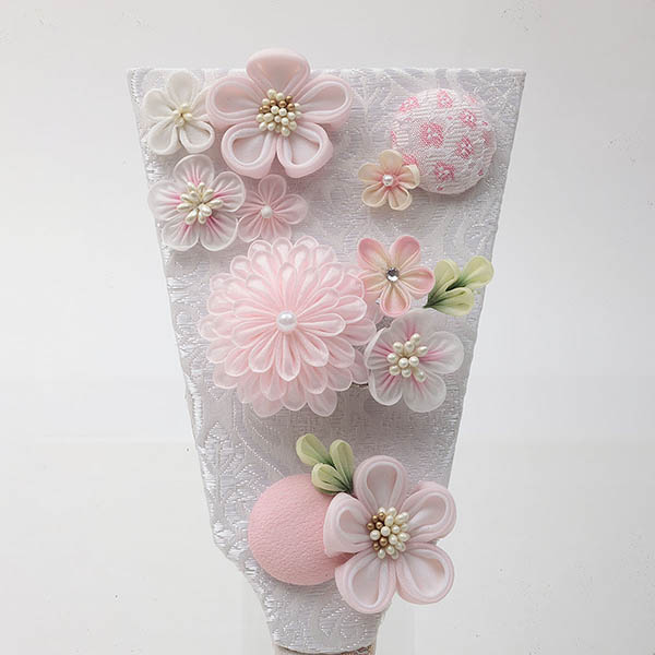 久月　 羽子板　つまみ細工 桃 アイボリー塗 アクリルケース飾り 髪飾り付き　詳細画像