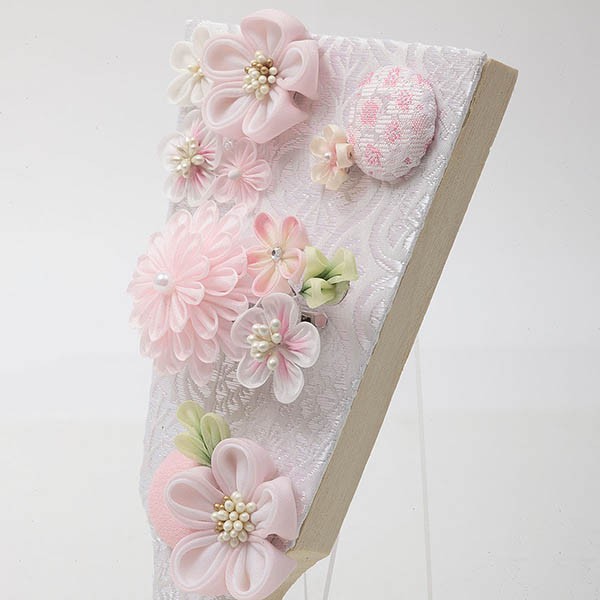 久月　 羽子板　つまみ細工 桃 アイボリー塗 アクリルケース飾り 髪飾り付き　詳細画像