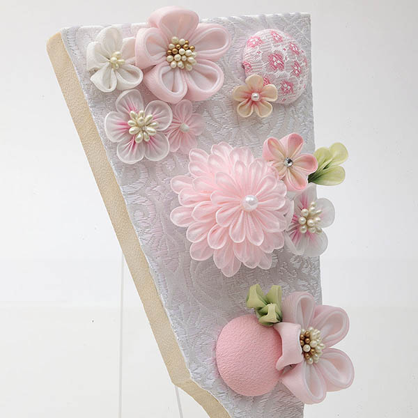 久月　 羽子板　つまみ細工 桃 アイボリー塗 アクリルケース飾り 髪飾り付き　詳細画像