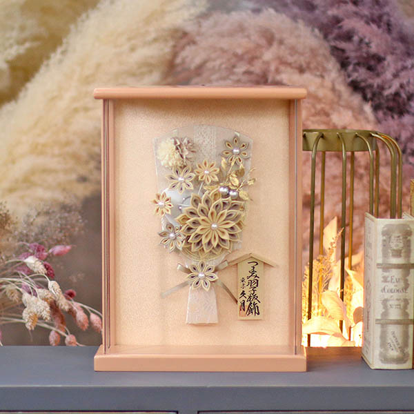 久月　 羽子板　つまみ細工 髪飾り 羽子板 モカ 壁掛け 額飾り パールピンク塗り アクリルケース　詳細画像