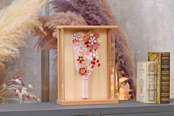 羽子板 東玉 つまみ細工 羽子板 赤 壁掛け 額飾り パールピンク塗り アクリルケース飾り 詳細画像 東玉 羽子板 つまみ細工 羽子板 赤 壁掛け 額飾り パールピンク塗り アクリルケース飾り 詳細画像