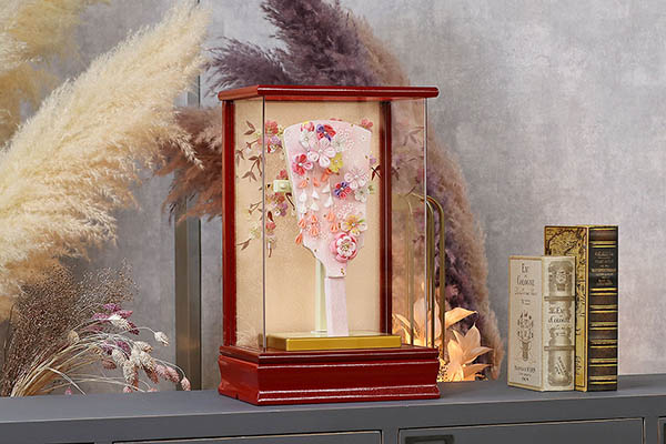 東玉　 羽子板　つまみ細工 羽子板 ピンク 赤パール塗り アクリルケース飾り　詳細画像