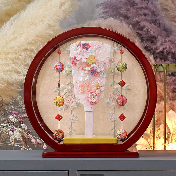 東玉　 羽子板　つまみ細工 羽子板 ピンク 白檀塗り 鞠三連つるし付き 円形 丸型アクリルケース飾り　詳細画像