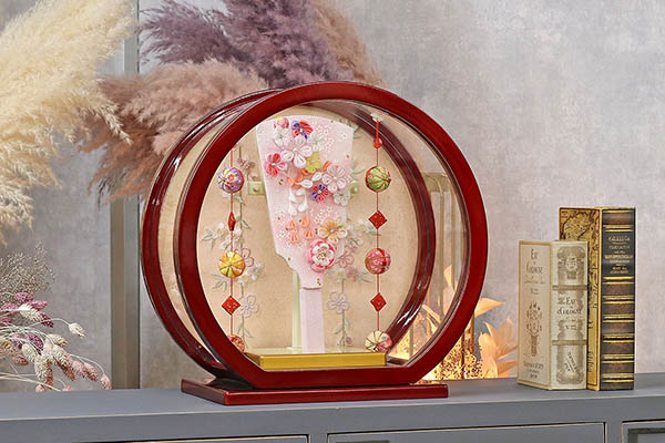 東玉　 羽子板　つまみ細工 羽子板 ピンク 白檀塗り 鞠三連つるし付き 円形 丸型アクリルケース飾り　詳細画像