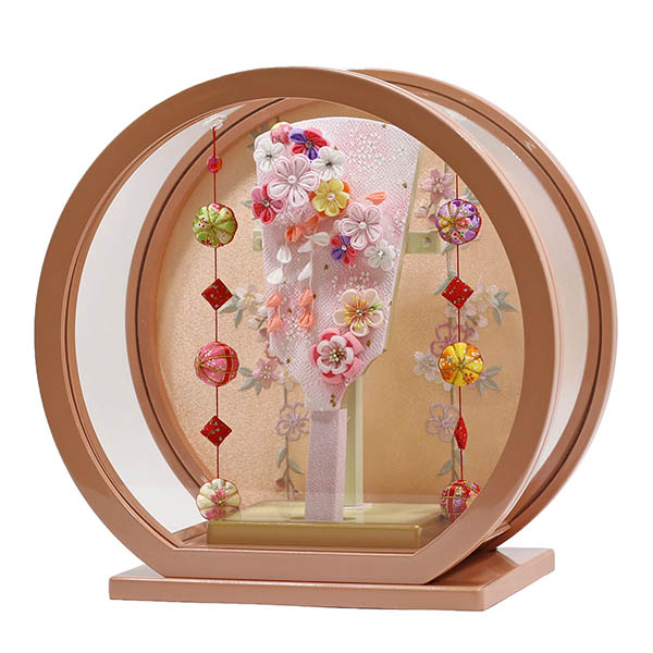 東玉　 羽子板　つまみ細工 羽子板 ピンク パールピンク塗り 鞠三連つるし付き 円形 丸型アクリルケース飾り　詳細画像