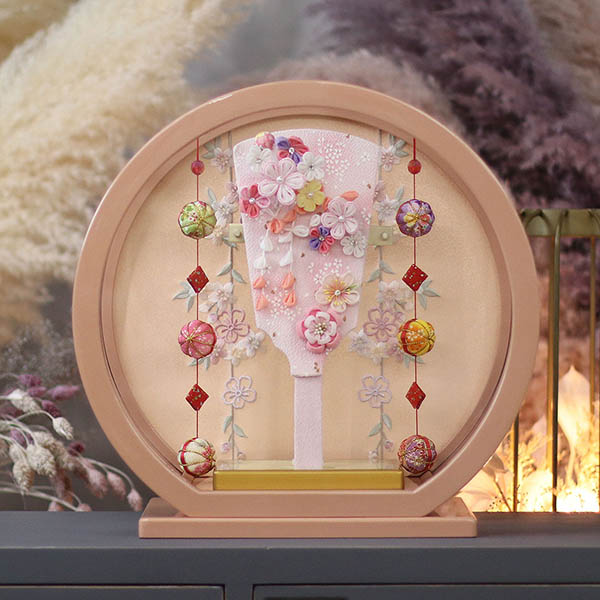 東玉　 羽子板　つまみ細工 羽子板 ピンク パールピンク塗り 鞠三連つるし付き 円形 丸型アクリルケース飾り　詳細画像