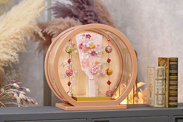 東玉　 羽子板　つまみ細工 羽子板 ピンク パールピンク塗り 鞠三連つるし付き 円形 丸型アクリルケース飾り　詳細画像