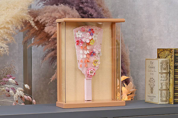 羽子板 東玉 つまみ細工 羽子板 ピンク 壁掛け 額飾り パールピンク塗り アクリルケース飾り 詳細画像 東玉 羽子板 つまみ細工 羽子板 ピンク 壁掛け 額飾り パールピンク塗り アクリルケース飾り 詳細画像