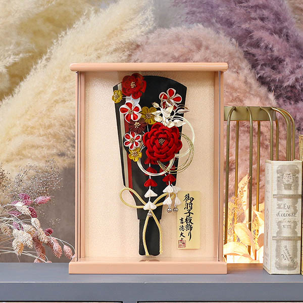 吉徳　 羽子板　つまみ細工 髪飾り 羽子板 ブラック レッド 壁掛け 額飾り パールピンク塗り アクリルケース　詳細画像