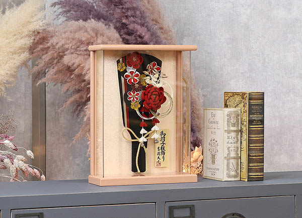 吉徳　 羽子板　つまみ細工 髪飾り 羽子板 ブラック レッド 壁掛け 額飾り パールピンク塗り アクリルケース　詳細画像