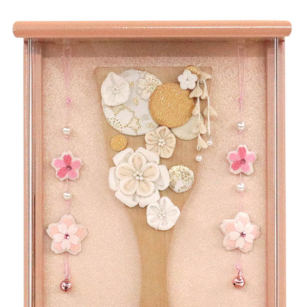 美山　 羽子板　つまみ細工 髪飾り付き 白金 羽子板 (小) パールピンク塗り 壁掛け 額飾り 桜つるし付き アクリルケース　詳細画像