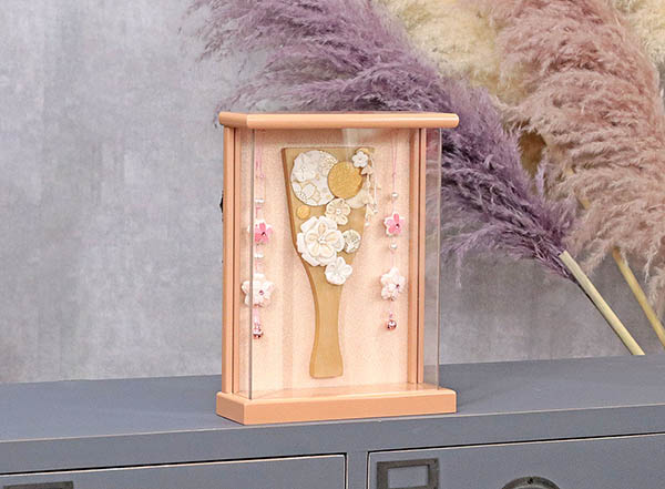 美山　 羽子板　つまみ細工 髪飾り付き 白金 羽子板 (小) パールピンク塗り 壁掛け 額飾り 桜つるし付き アクリルケース　詳細画像