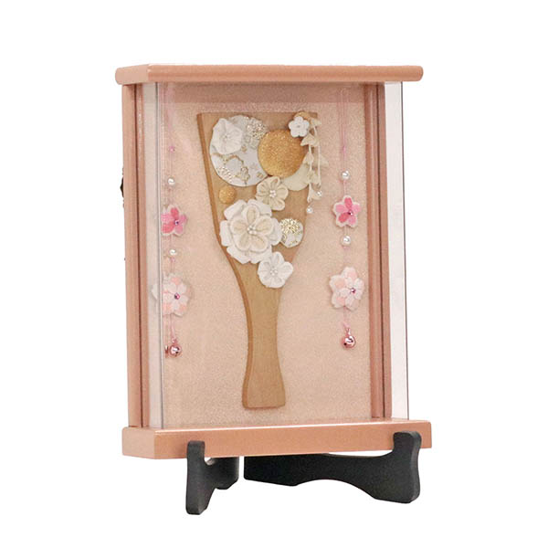 美山　 羽子板　つまみ細工 髪飾り付き 白金 羽子板 (小) パールピンク塗り 壁掛け 額飾り 桜つるし付き アクリルケース　詳細画像