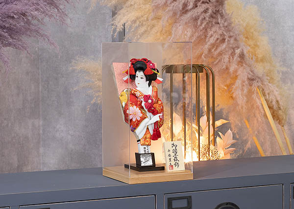 羽子板 守田 振袖 金襴 赤 アクリルケース 霞 KASUMI 1632 詳細画像 守田 羽子板 振袖 金襴 赤 アクリルケース 霞 KASUMI 1632 詳細画像