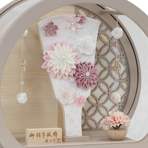 羽子板 守田 つまみ細工 羽子板 白/薄紫 円形 モカ塗 アクリルケース 縁 つるし付き 詳細画像 守田 羽子板 つまみ細工 羽子板 白/薄紫 円形 モカ塗 アクリルケース 縁 つるし付き 詳細画像