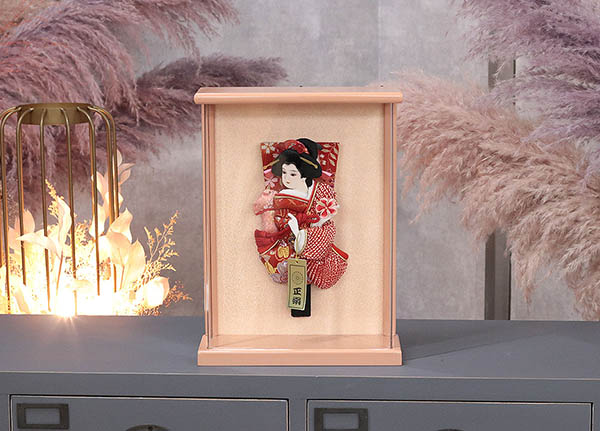 羽子板 幸月 花振袖 金襴かのこ 赤 壁掛け 額飾り パールピンク塗り アクリルケース 詳細画像 幸月 羽子板 花振袖 金襴かのこ 赤 壁掛け 額飾り パールピンク塗り アクリルケース 詳細画像