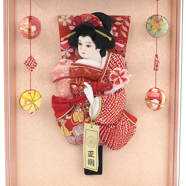 羽子板 幸月 花振袖 金襴かのこ 赤 壁掛け 額飾り 鞠二連つるし付き パールピンク塗り アクリルケース 詳細画像 幸月 羽子板 花振袖 金襴かのこ 赤 壁掛け 額飾り 鞠二連つるし付き パールピンク塗り アクリルケース 詳細画像