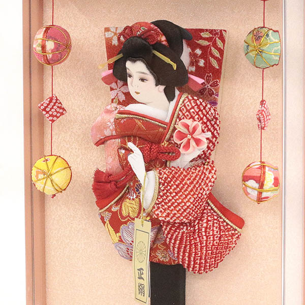 羽子板 幸月 花振袖 金襴かのこ 赤 壁掛け 額飾り 鞠二連つるし付き パールピンク塗り アクリルケース 詳細画像 幸月 羽子板 花振袖 金襴かのこ 赤 壁掛け 額飾り 鞠二連つるし付き パールピンク塗り アクリルケース 詳細画像