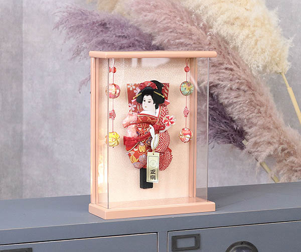 羽子板 幸月 花振袖 金襴かのこ 赤 壁掛け 額飾り 鞠二連つるし付き パールピンク塗り アクリルケース 詳細画像 幸月 羽子板 花振袖 金襴かのこ 赤 壁掛け 額飾り 鞠二連つるし付き パールピンク塗り アクリルケース 詳細画像