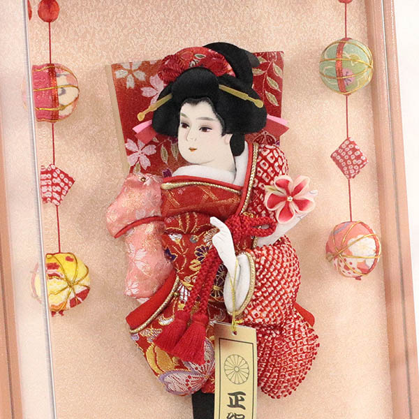 羽子板 幸月 花振袖 金襴かのこ 赤 壁掛け 額飾り 鞠二連つるし付き パールピンク塗り アクリルケース スタンドセット 詳細画像 幸月 羽子板 花振袖 金襴かのこ 赤 壁掛け 額飾り 鞠二連つるし付き パールピンク塗り アクリルケース スタンドセット 詳細画像