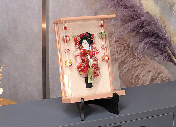 羽子板 幸月 花振袖 金襴かのこ 赤 壁掛け 額飾り 鞠二連つるし付き パールピンク塗り アクリルケース スタンドセット 詳細画像 幸月 羽子板 花振袖 金襴かのこ 赤 壁掛け 額飾り 鞠二連つるし付き パールピンク塗り アクリルケース スタンドセット 詳細画像