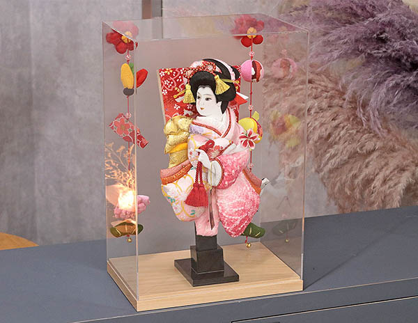 羽子板 幸月 花振袖 金襴かのこ ピンク どこでもつるし付き アクリルケース 霞 KASUMI 2436 詳細画像 幸月 羽子板 花振袖 金襴かのこ ピンク どこでもつるし付き アクリルケース 霞 KASUMI 2436 詳細画像