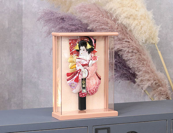 羽子板 幸月 花振袖 金襴かのこ ピンク 壁掛け 額飾り パールピンク塗り アクリルケース 詳細画像 幸月 羽子板 花振袖 金襴かのこ ピンク 壁掛け 額飾り パールピンク塗り アクリルケース 詳細画像
