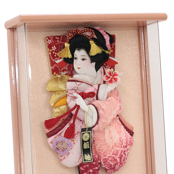 羽子板 幸月 花振袖 金襴かのこ ピンク 壁掛け 額飾り パールピンク塗り アクリルケース スタンドセット 詳細画像 幸月 羽子板 花振袖 金襴かのこ ピンク 壁掛け 額飾り パールピンク塗り アクリルケース スタンドセット 詳細画像