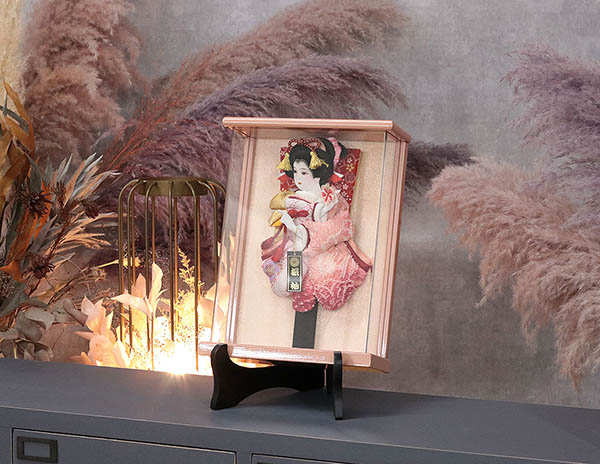 羽子板 幸月 花振袖 金襴かのこ ピンク 壁掛け 額飾り パールピンク塗り アクリルケース スタンドセット 詳細画像 幸月 羽子板 花振袖 金襴かのこ ピンク 壁掛け 額飾り パールピンク塗り アクリルケース スタンドセット 詳細画像