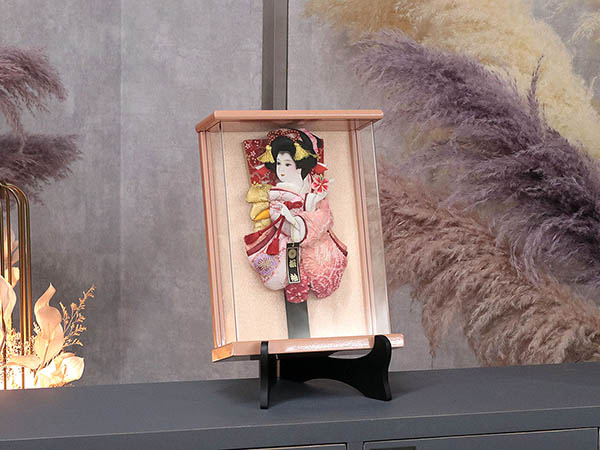 羽子板 幸月 花振袖 金襴かのこ ピンク 壁掛け 額飾り パールピンク塗り アクリルケース スタンドセット 詳細画像 幸月 羽子板 花振袖 金襴かのこ ピンク 壁掛け 額飾り パールピンク塗り アクリルケース スタンドセット 詳細画像