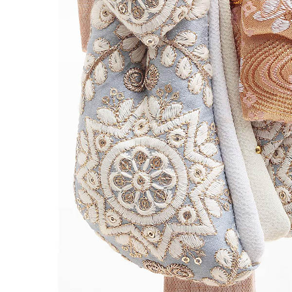 羽子板 久月 横顔 レース刺繍 水色 アイボリー塗り ガラスケース飾り 詳細画像 久月 羽子板 横顔 レース刺繍 水色 アイボリー塗り ガラスケース飾り 詳細画像