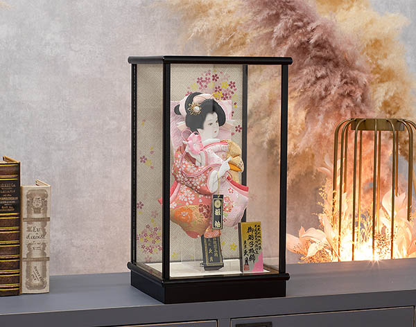 羽子板 久月 金襴振袖 春桜A 黒塗 ガラスケース飾り 詳細画像 久月 羽子板 金襴振袖 春桜A 黒塗 ガラスケース飾り 詳細画像