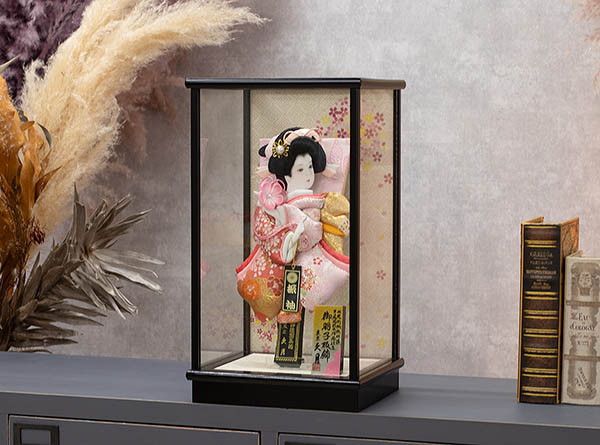 羽子板 久月 金襴振袖 春桜A 黒塗 ガラスケース飾り 詳細画像 久月 羽子板 金襴振袖 春桜A 黒塗 ガラスケース飾り 詳細画像
