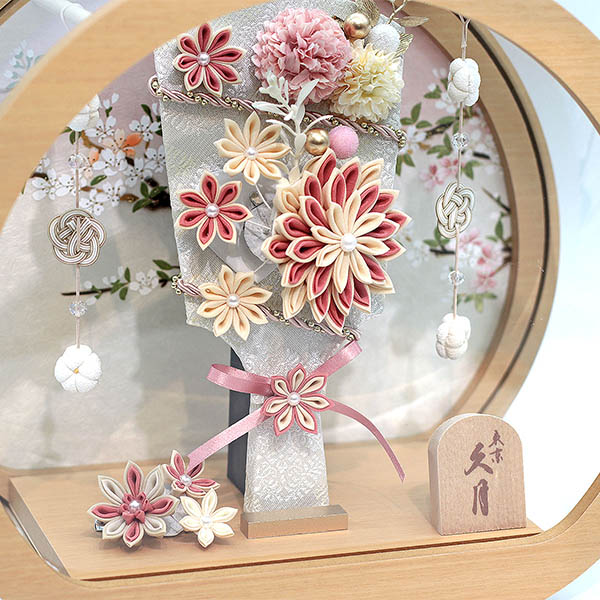 羽子板 久月 つまみ羽子板 つるし飾り付き 円形 モカピンク アクリルケース飾り 詳細画像 久月 羽子板 つまみ羽子板 つるし飾り付き 円形 モカピンク アクリルケース飾り 詳細画像