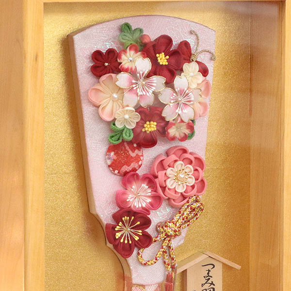 羽子板 久月 つまみ細工 羽子板 桃赤花 壁掛け 額飾り ヒノキ製 アクリルケース 詳細画像 久月 羽子板 つまみ細工 羽子板 桃赤花 壁掛け 額飾り ヒノキ製 アクリルケース 詳細画像