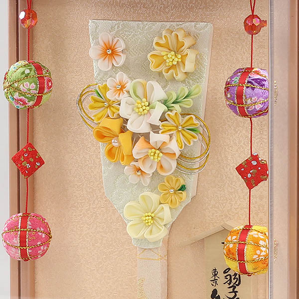 羽子板 久月 つまみ細工 羽子板 黄 パールピンク塗り 壁掛け 額飾り 鞠二連つるし付き アクリルケース 詳細画像 久月 羽子板 つまみ細工 羽子板 黄 パールピンク塗り 壁掛け 額飾り 鞠二連つるし付き アクリルケース 詳細画像