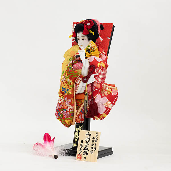 羽子板 吉徳 立体振袖 刺繍 赤 飾り台セット 詳細画像 吉徳 羽子板 立体振袖 刺繍 赤 飾り台セット 詳細画像