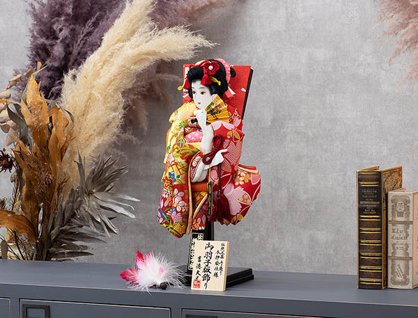 羽子板 吉徳 立体振袖 刺繍 赤 飾り台セット 詳細画像 吉徳 羽子板 立体振袖 刺繍 赤 飾り台セット 詳細画像