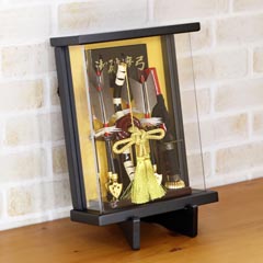 破魔弓: 壁掛け 額飾り 武蔵 黒消塗り アクリルケース スタンド付き