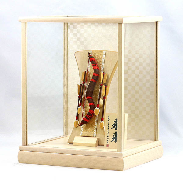 美山　 破魔弓　木製・ちりめん インテリア破魔弓 赤紐 ホワイトオーク材 市松文様バック ガラスケース　詳細画像