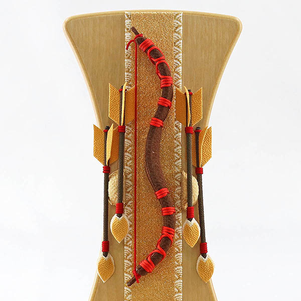 美山　 破魔弓　木製・ちりめん インテリア破魔弓 赤紐 ホワイトオーク材 市松文様バック ガラスケース　詳細画像